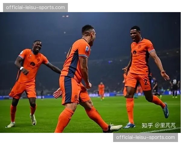 特写：绝境逢生，萨勒尼塔纳老将迪亚扳平比分后冲向主场球迷