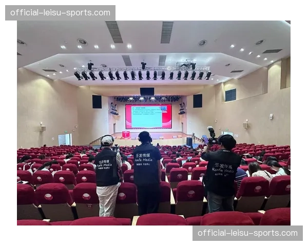 后期包装团队在直播前期便介入策划，确保视觉风格统一。