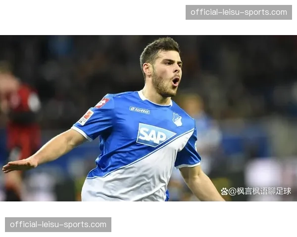 赛前新闻发布会,弗赖堡主帅确认将沿用四后卫体系,不会变阵三中卫