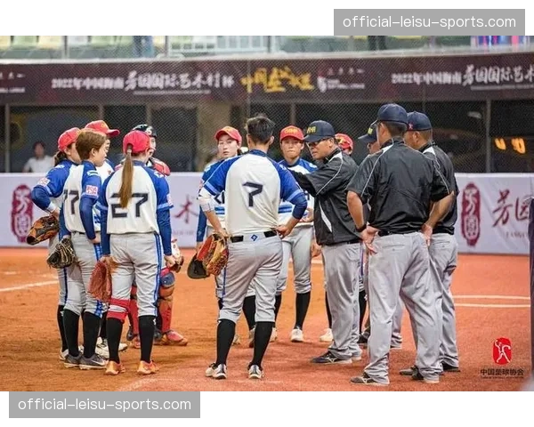 法律事件：前大学垒球教练指控校方性别歧视，案件进入庭审阶段