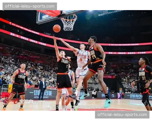 深圳队王浩然中投回应威尔逊空接扣篮，首节建立20分优势